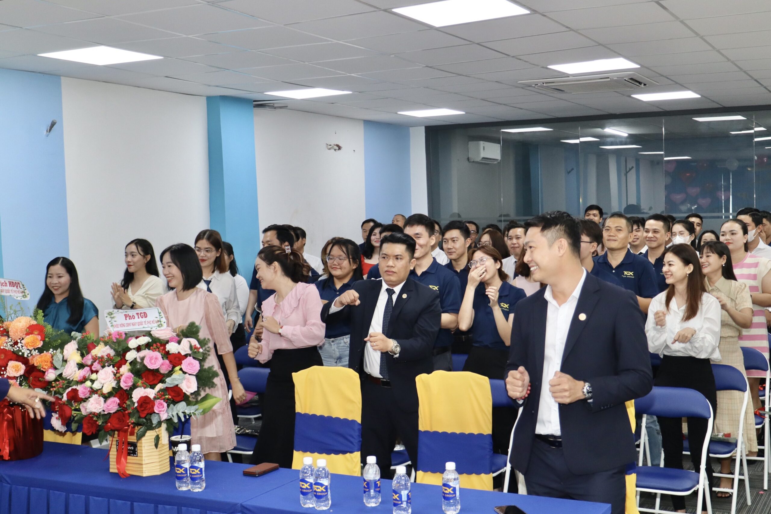 Buổi lễ diễn ra sôi động, vui tươi