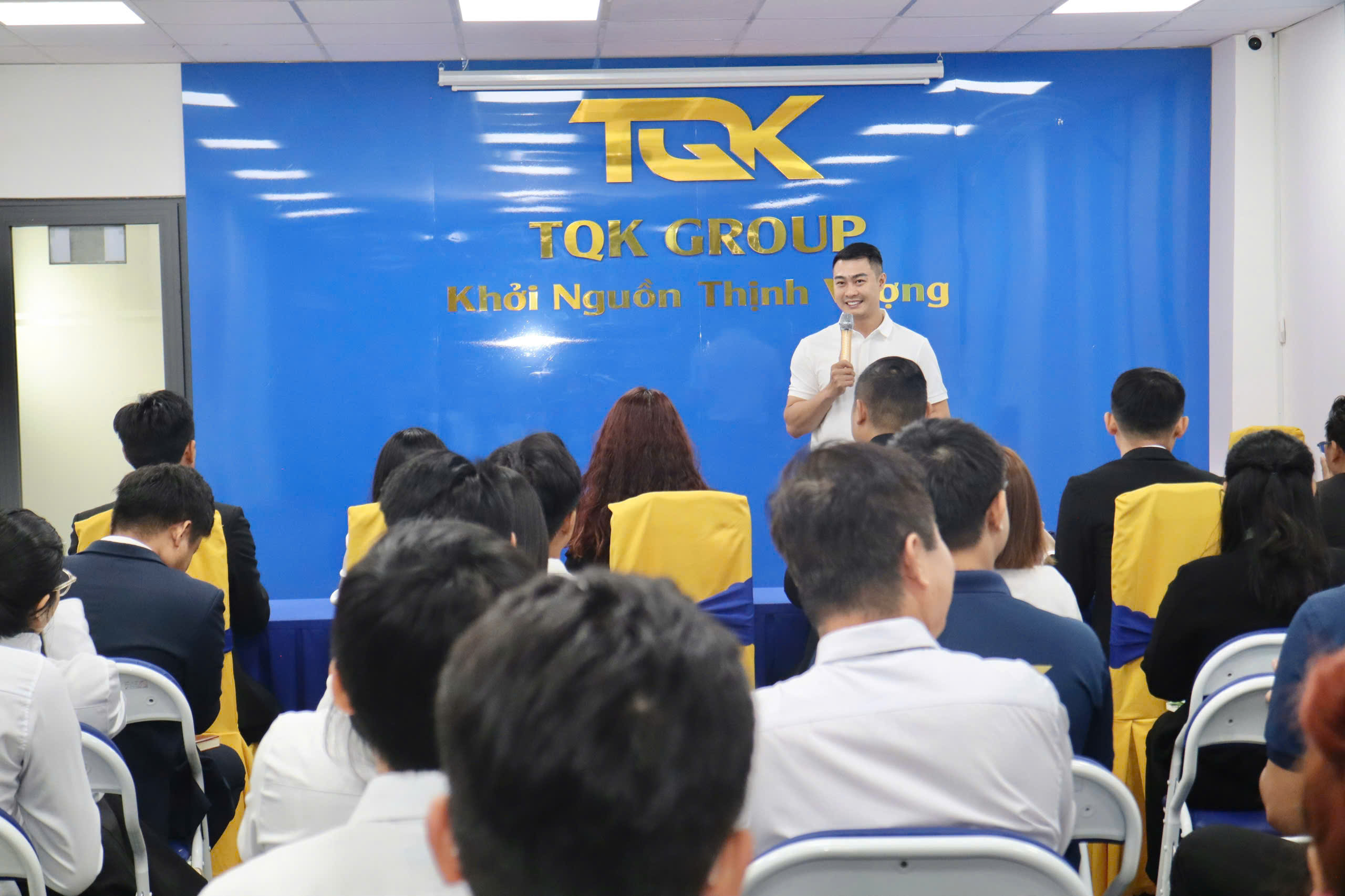 Ông Nguyễn Anh Tuấn - Phó TGĐ chia sẻ với CBNV