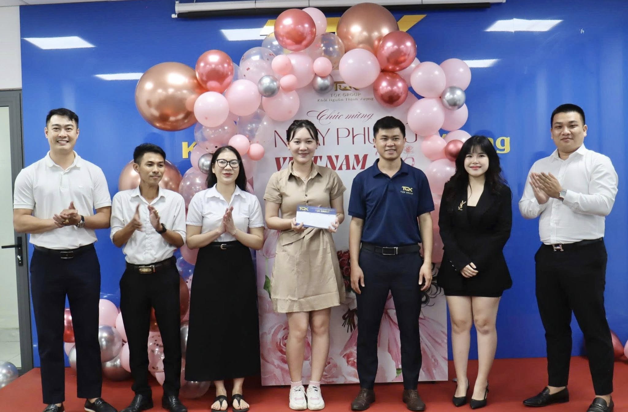Trao quà và gửi lời chúc mừng đến các chị em