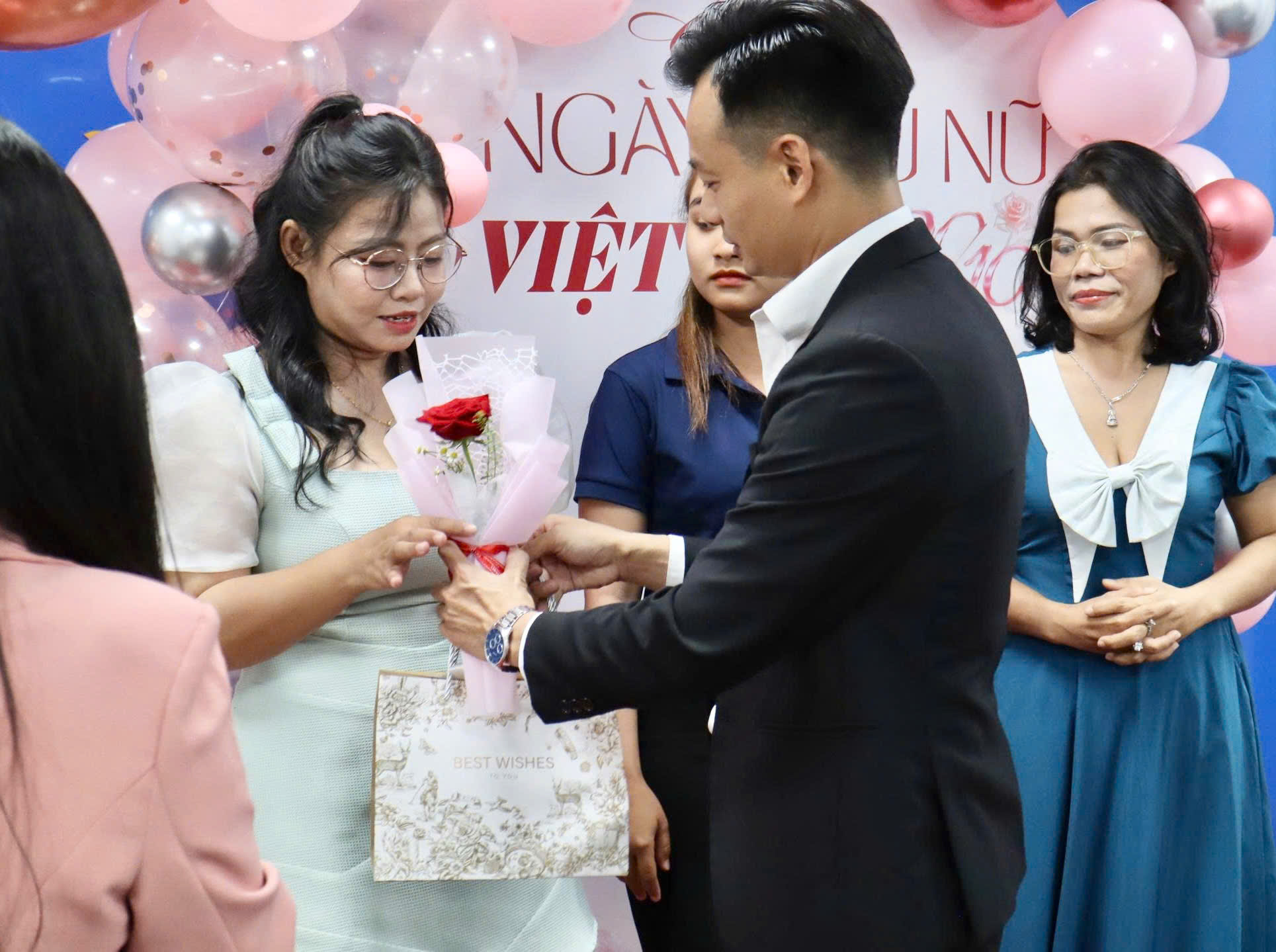 Không gian tràn ngập sắc hoa và cảm xúc