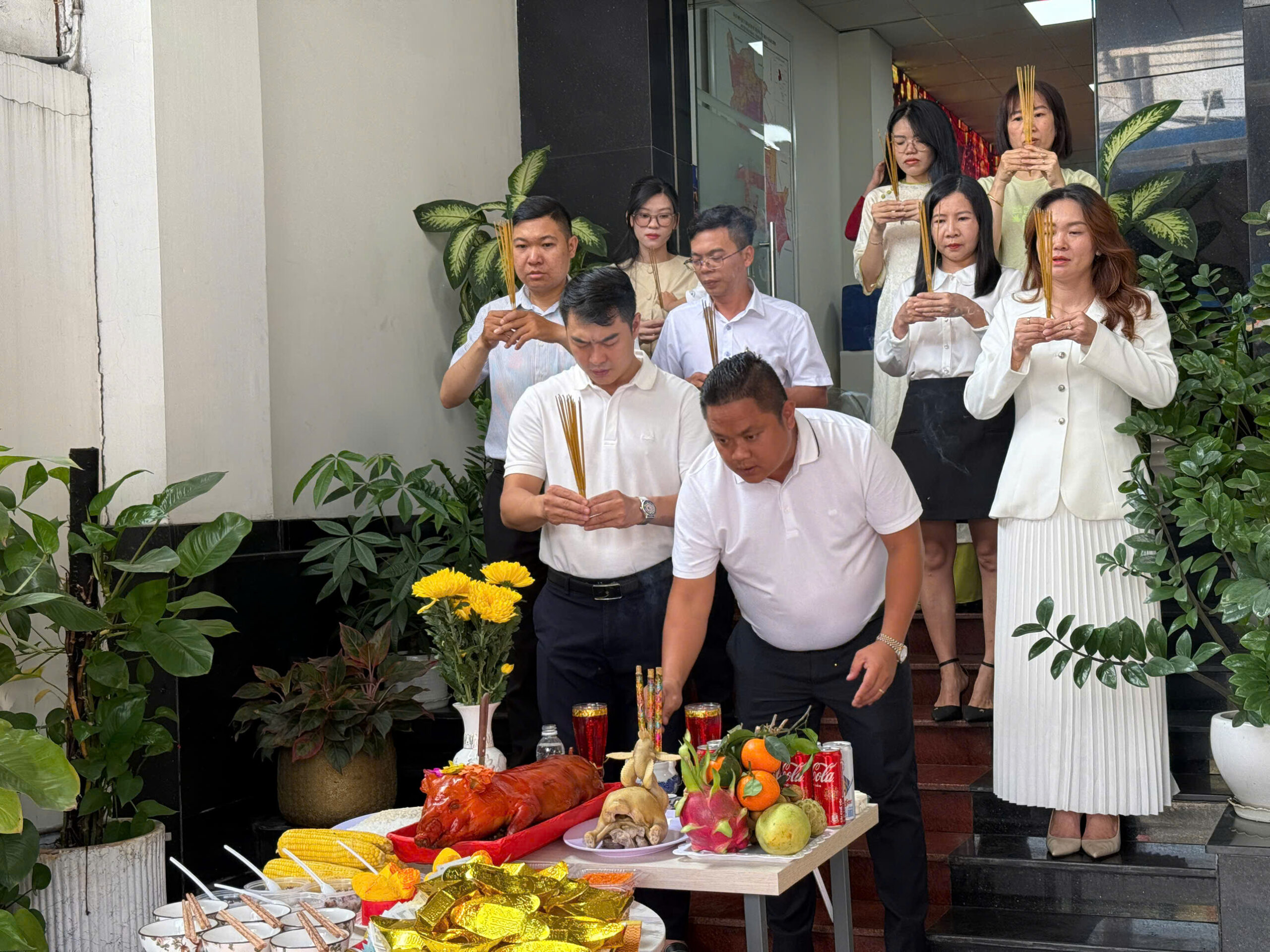 Không khí trang trọng trong ngày cúng đầu năm 2026 tại TQK Group